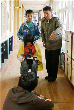 김민수 교사가 연기지도를 하고 있다. 